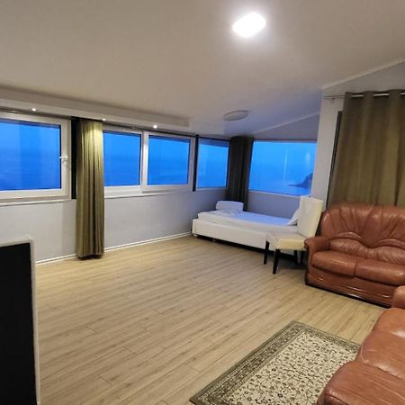 Jon Rooms Himare Bagian luar foto